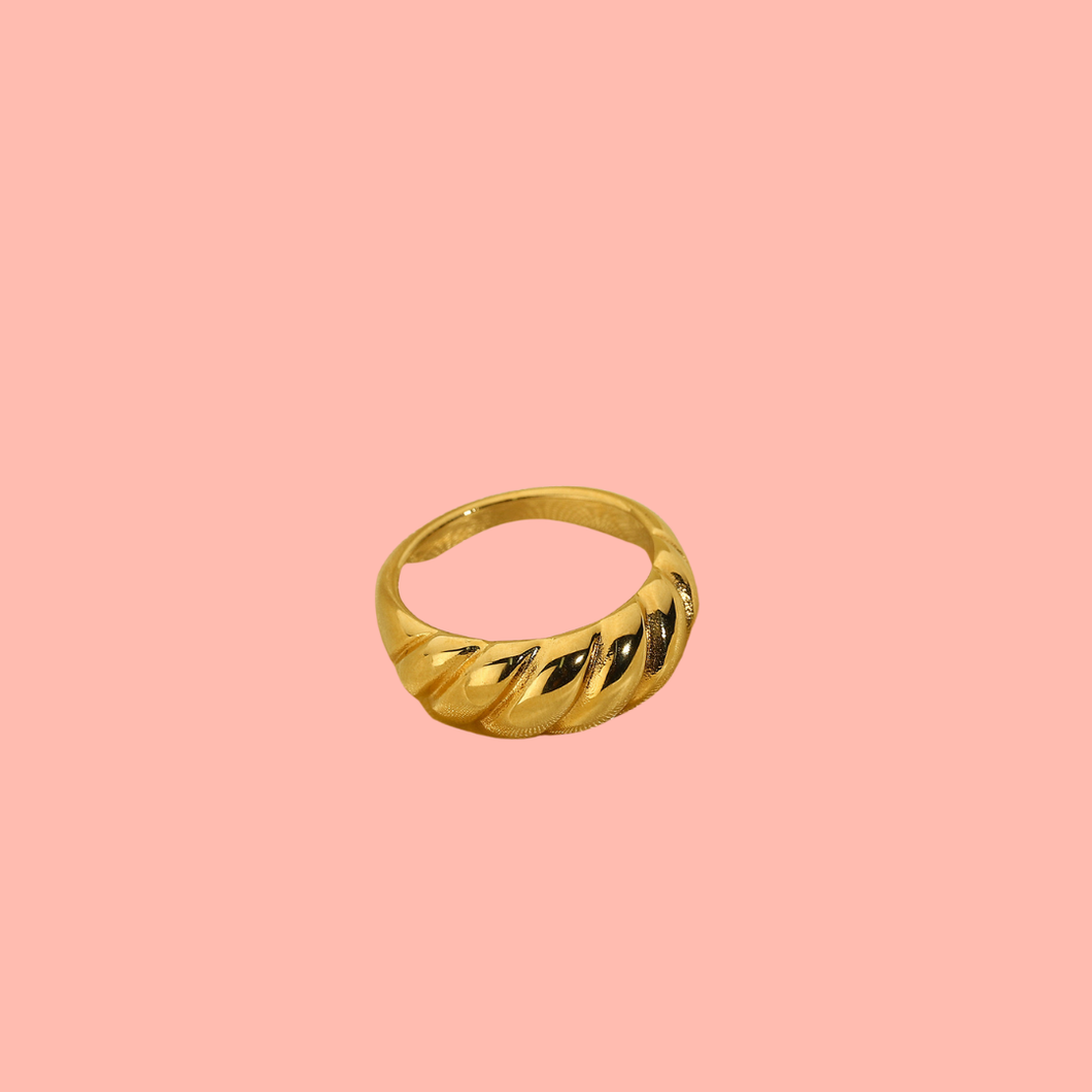 Statement gold ring